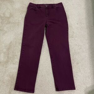 Gloria Vanderbilt Amanda jeans size 8 short maroon in color great condition